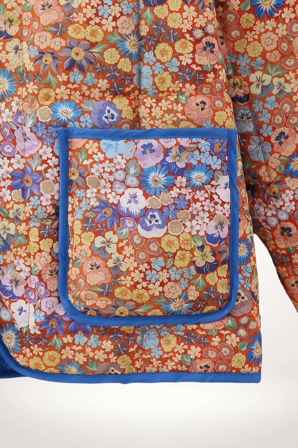 Veste kimono matelassée femme imprimé Liberty corail bleu, doublure satin, polyester rayonne acétate, col mao, fermoirs crochets métalliques.