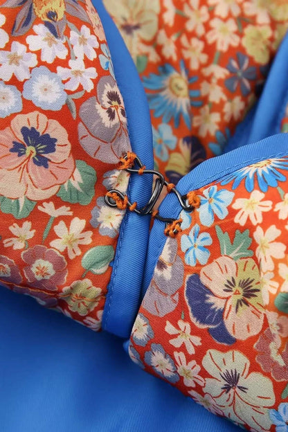 Veste kimono matelassée femme imprimé Liberty corail bleu, doublure satin, polyester rayonne acétate, col mao, fermoirs crochets métalliques.