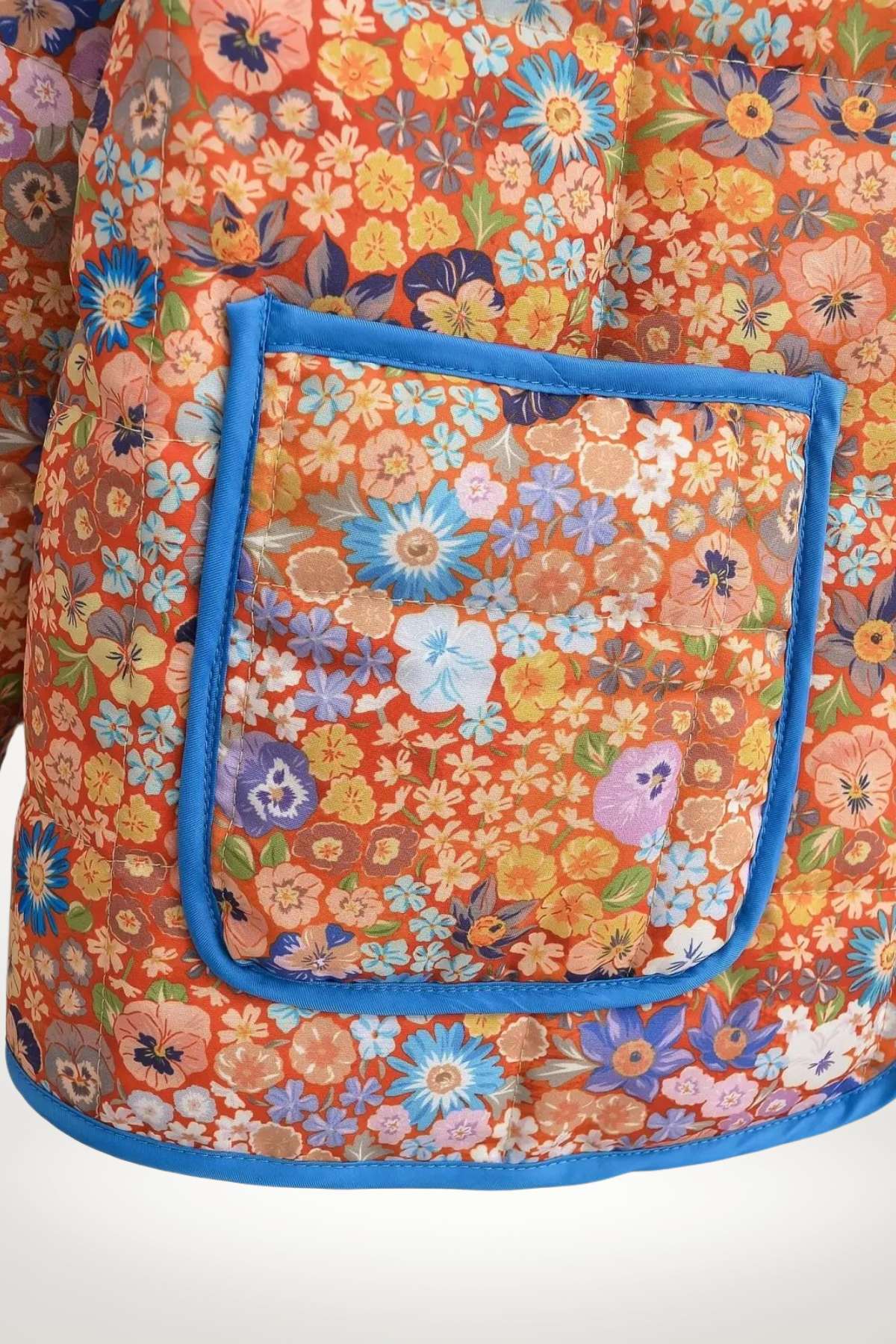 Veste kimono matelassée femme imprimé Liberty corail bleu, doublure satin, polyester rayonne acétate, col mao, fermoirs crochets métalliques.