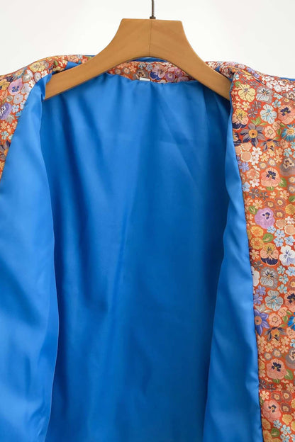 Veste kimono matelassée femme imprimé Liberty corail bleu, doublure satin, polyester rayonne acétate, col mao, fermoirs crochets métalliques.
