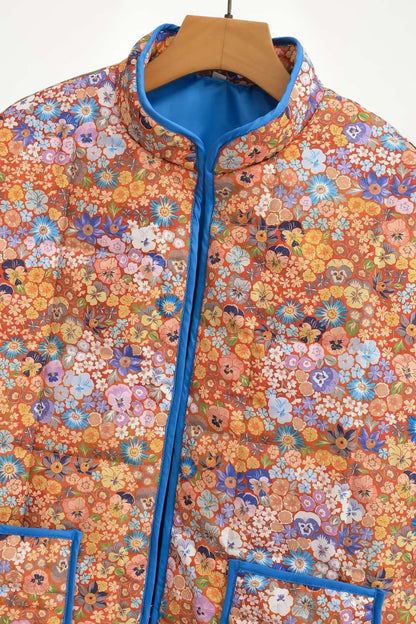 Veste kimono matelassée femme imprimé Liberty corail bleu, doublure satin, polyester rayonne acétate, col mao, fermoirs crochets métalliques.