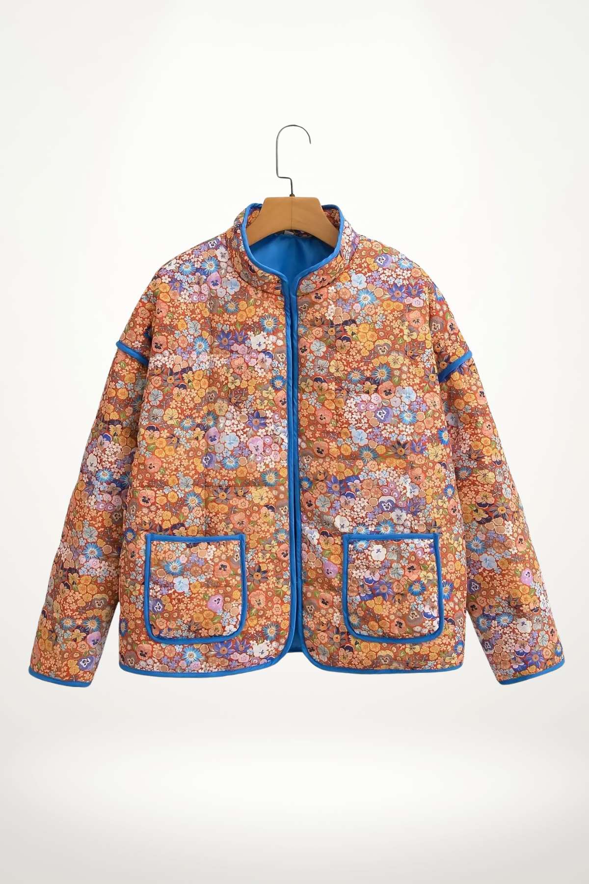 Veste kimono matelassée femme imprimé Liberty corail bleu, doublure satin, polyester rayonne acétate, col mao, fermoirs crochets métalliques.