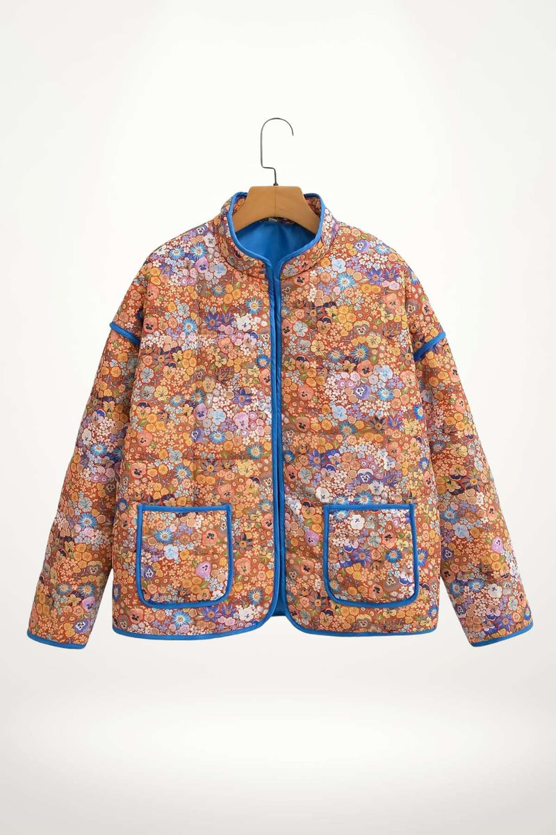 Veste kimono matelassée femme imprimé Liberty corail bleu, doublure satin, polyester rayonne acétate, col mao, fermoirs crochets métalliques.