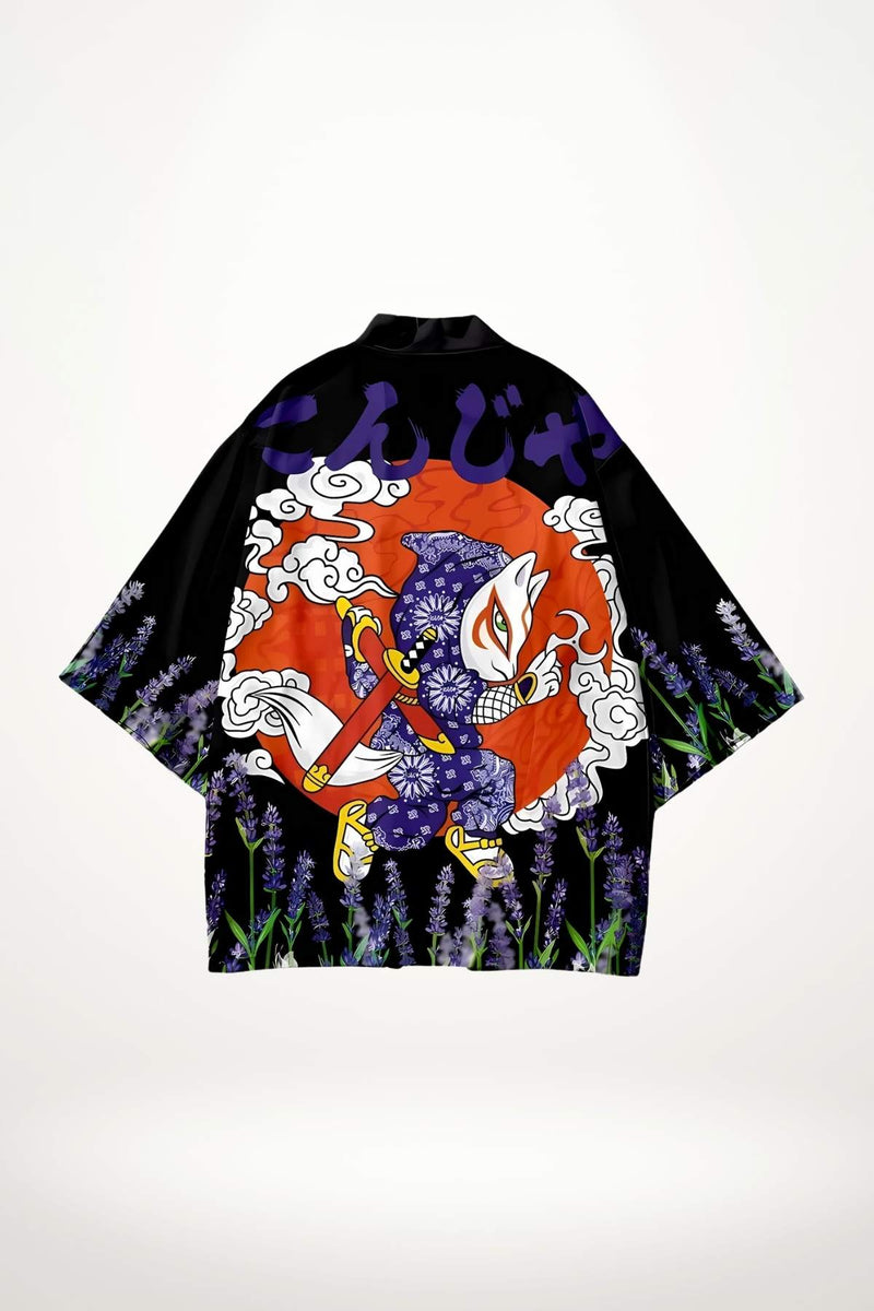 Veste kimono noire avec motifs colorés de nuages et de personnage stylisé, entourée de fleurs violettes