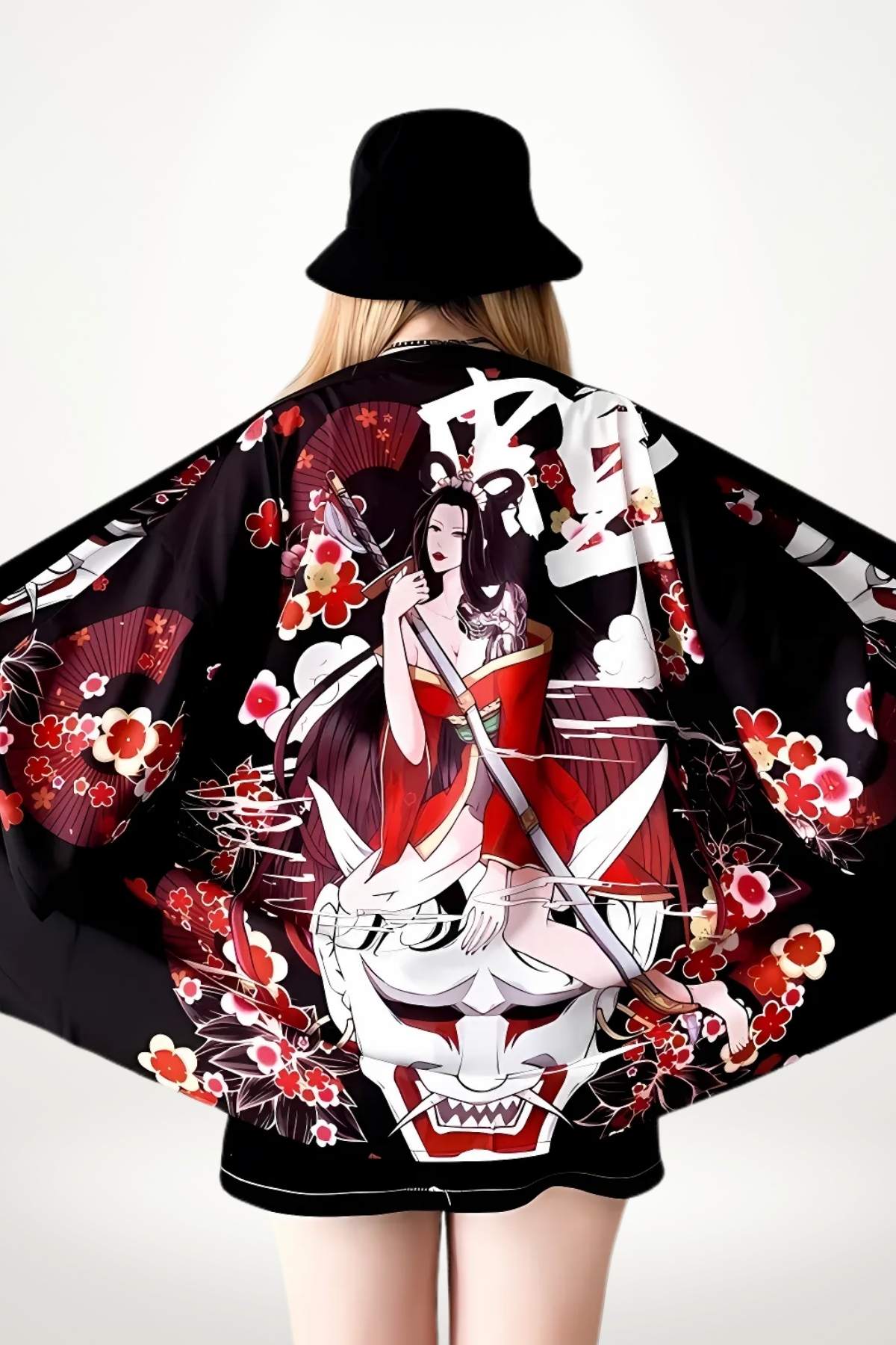Veste kimono femme noire ornée de motifs floraux rouges et d'une illustration artistique, portée avec un chapeau noir
