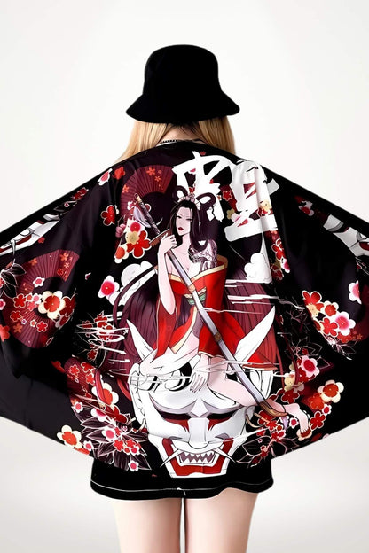 Veste kimono femme noire ornée de motifs floraux rouges et d'une illustration artistique, portée avec un chapeau noir