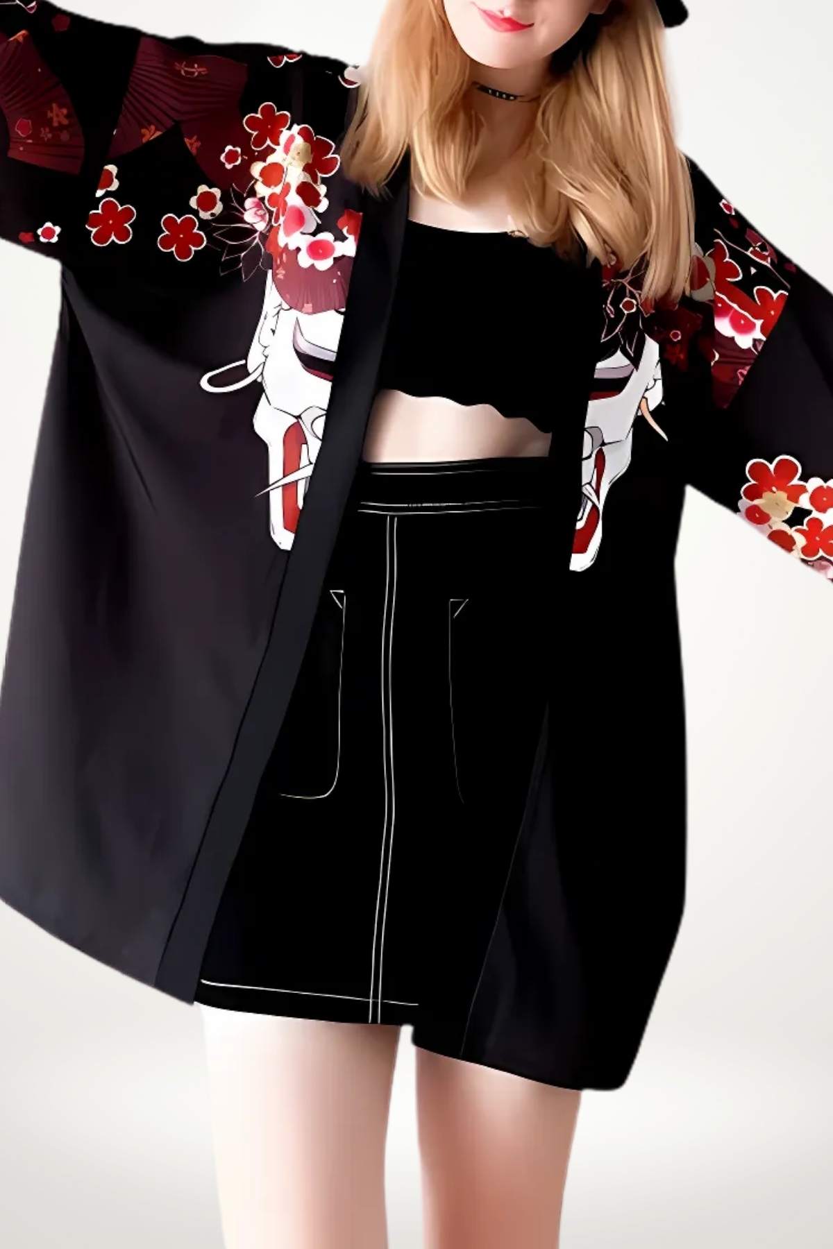 Veste kimono noire ornée de fleurs rouges, portée avec un top noir et une jupe courte, dans un décor minimaliste