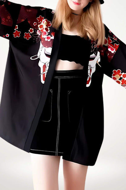 Veste kimono noire ornée de fleurs rouges, portée avec un top noir et une jupe courte, dans un décor minimaliste