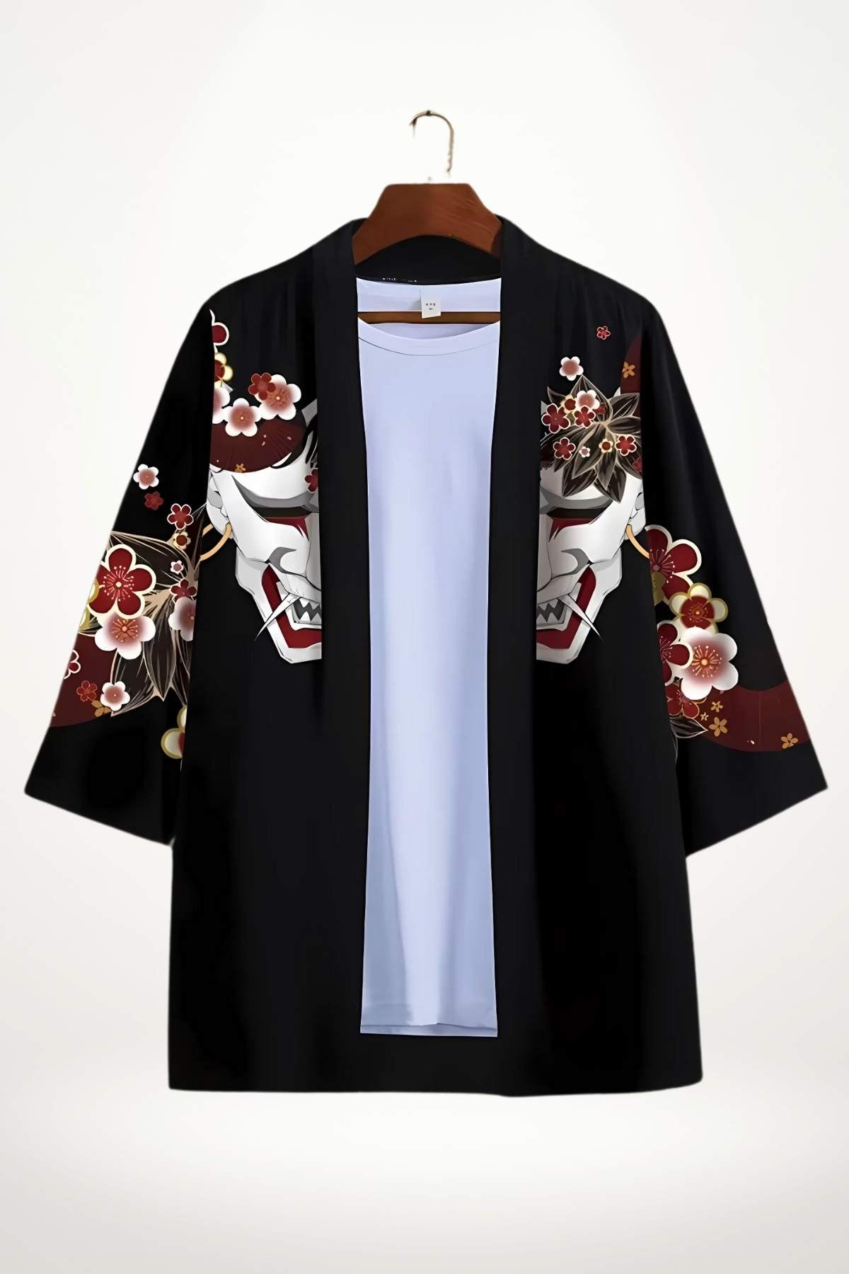 Veste kimono noire ornée de motifs floraux et de masques, avec un intérieur bleu clair, suspendue sur un cintre