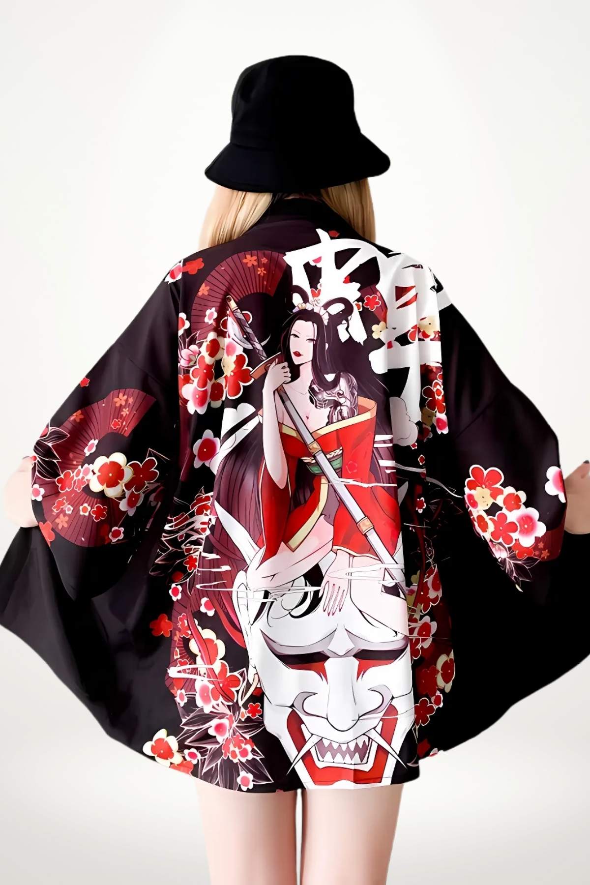 Veste kimono noire ornée de motifs floraux rouges et d'une illustration artistique, portée avec un chapeau noir