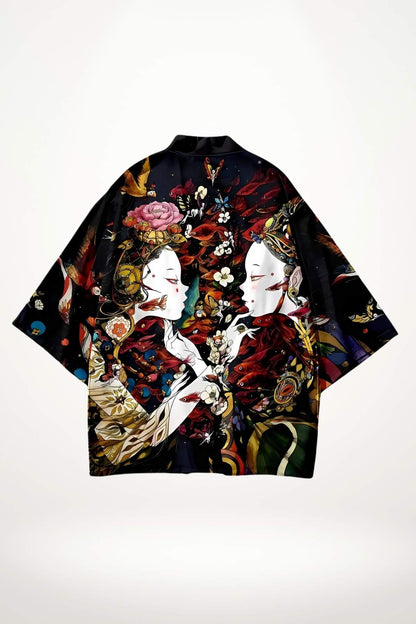 Veste kimono noire ornée de motifs colorés représentant des visages féminins et des fleurs, idéale pour un style japonais