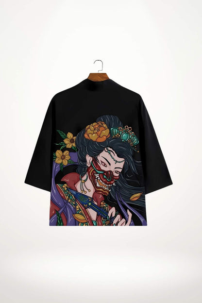 Veste kimono noire avec un motif coloré représentant une femme japonaise, ornée de fleurs et de détails artistiques