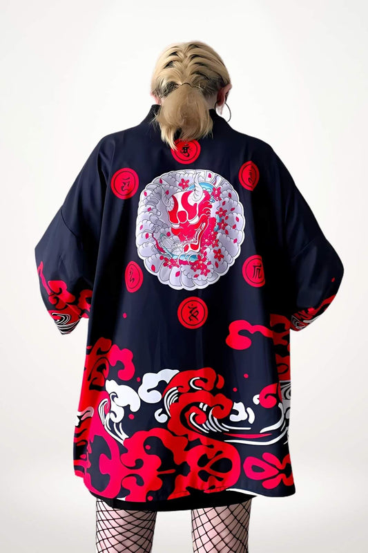 Veste kimono femme noire et rouge à motif nuages et masque japonais central dans un cercle floral, coupe one-size manches larges.
