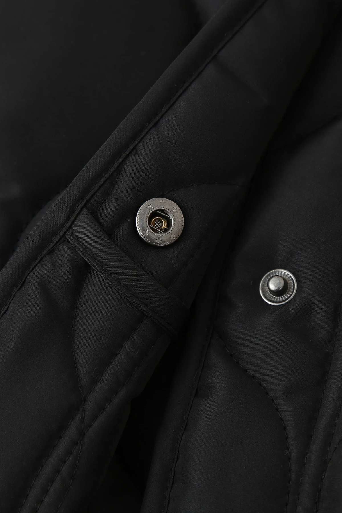 Veste kimono femme matelassée noire en polyester avec quilting circulaire, coupe droite et col rond.