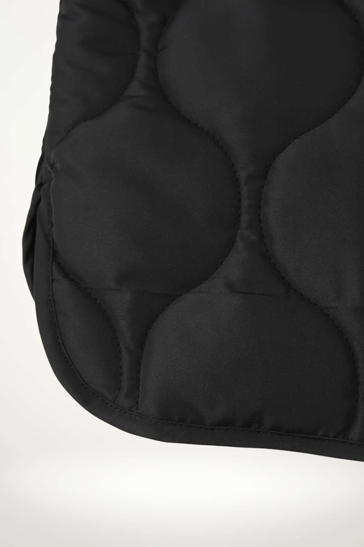 Veste kimono femme matelassée noire en polyester avec quilting circulaire, coupe droite et col rond.