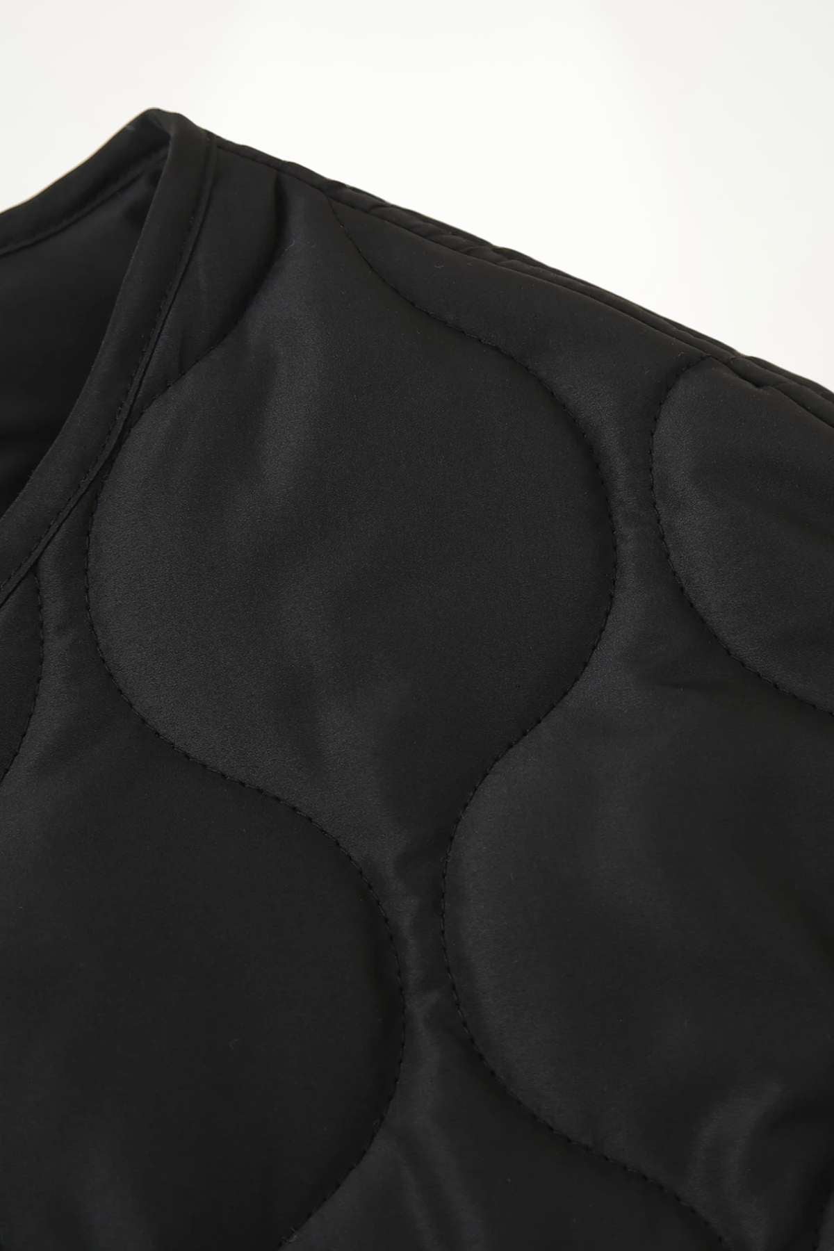 Veste kimono femme matelassée noire en polyester avec quilting circulaire, coupe droite et col rond.