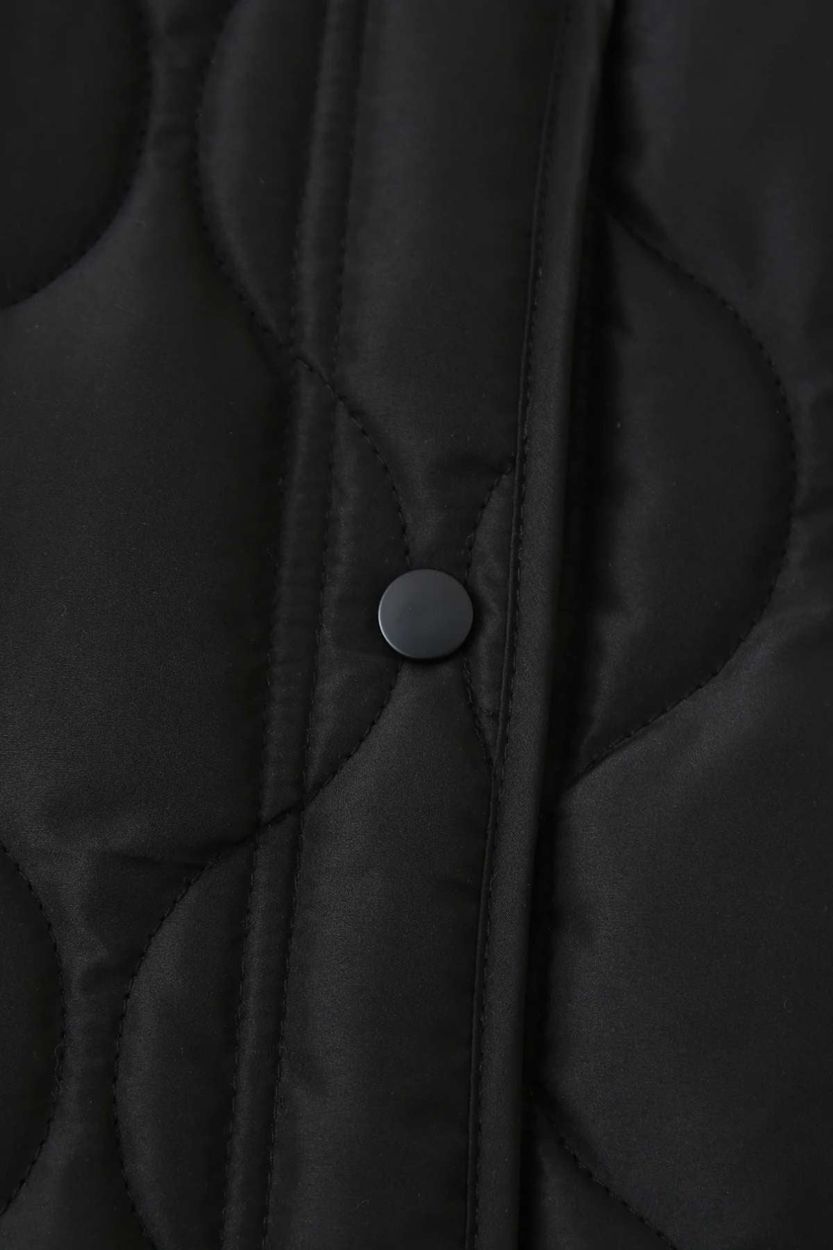 Veste kimono femme matelassée noire en polyester avec quilting circulaire, coupe droite et col rond.