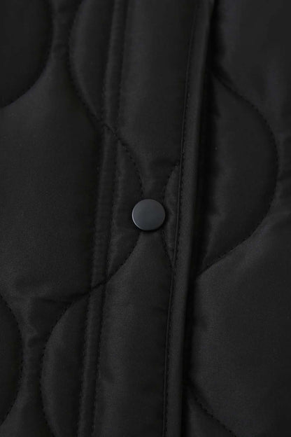 Veste kimono femme matelassée noire en polyester avec quilting circulaire, coupe droite et col rond.