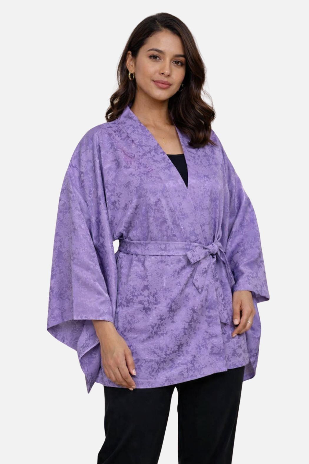 Veste kimono femme en tissu violet avec motifs floraux subtils, portée avec élégance et ceinture nouée