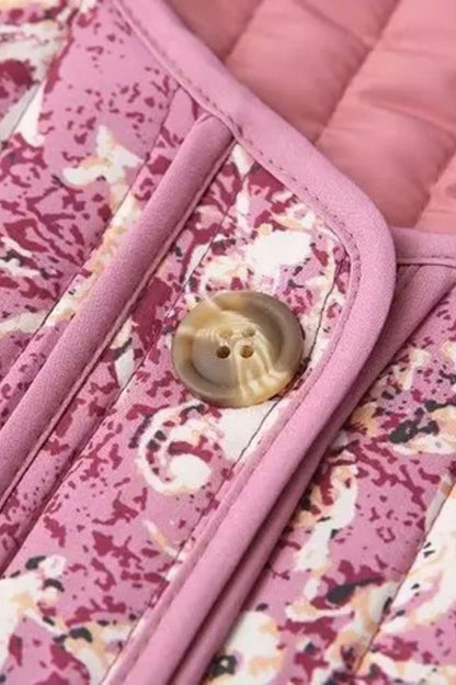 Veste kimono matelassée femme motif floral rose, piquage vertical, col rond, boutons imitation nacre et bordures piping, style bohème-chic.