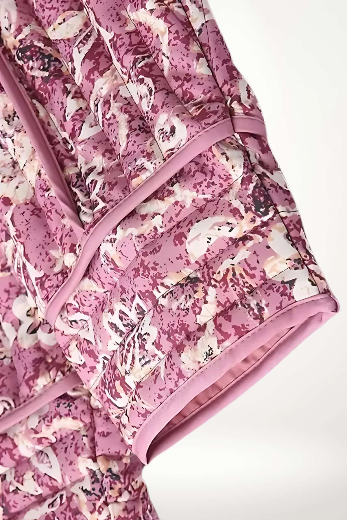 Veste kimono matelassée femme motif floral rose, piquage vertical, col rond, boutons imitation nacre et bordures piping, style bohème-chic.