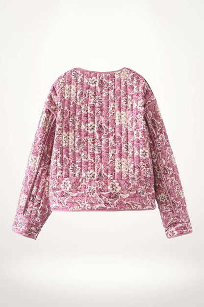 Veste kimono matelassée femme motif floral rose, piquage vertical, col rond, boutons imitation nacre et bordures piping, style bohème-chic.