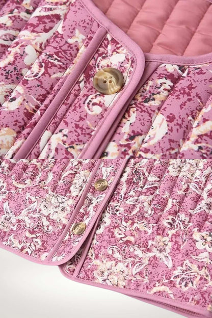 Veste kimono matelassée femme motif floral rose, piquage vertical, col rond, boutons imitation nacre et bordures piping, style bohème-chic.