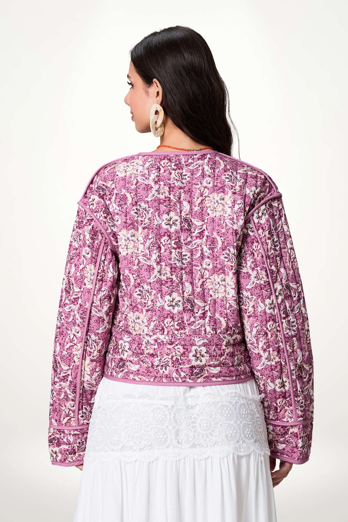 Veste kimono matelassée femme motif floral rose, piquage vertical, col rond, boutons imitation nacre et bordures piping, style bohème-chic.