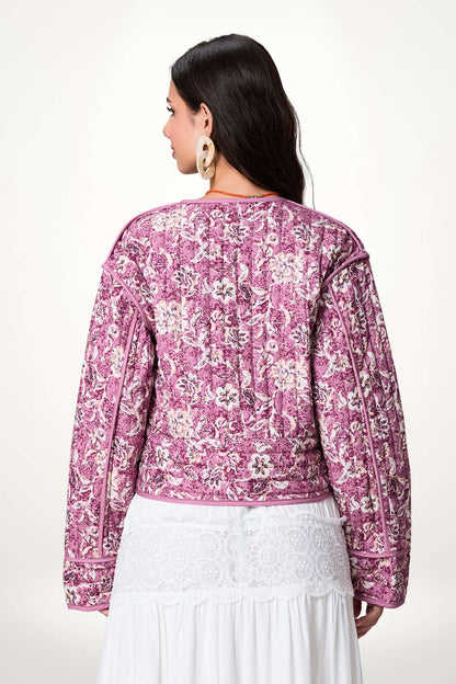 Veste kimono matelassée femme motif floral rose, piquage vertical, col rond, boutons imitation nacre et bordures piping, style bohème-chic.