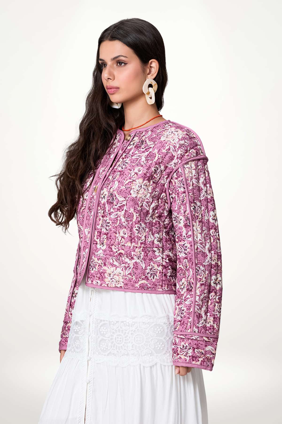 Veste kimono matelassée femme motif floral rose, piquage vertical, col rond, boutons imitation nacre et bordures piping, style bohème-chic.