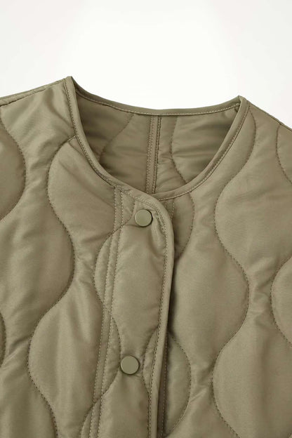 Veste kimono matelassée hiver kaki en polyester avec matelassage ondulé et bouton-pressions ton sur ton.