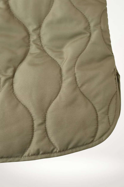 Veste kimono matelassée hiver kaki en polyester avec matelassage ondulé et bouton-pressions ton sur ton.