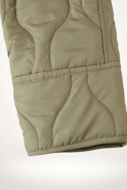 Veste kimono matelassée hiver kaki en polyester avec matelassage ondulé et bouton-pressions ton sur ton.