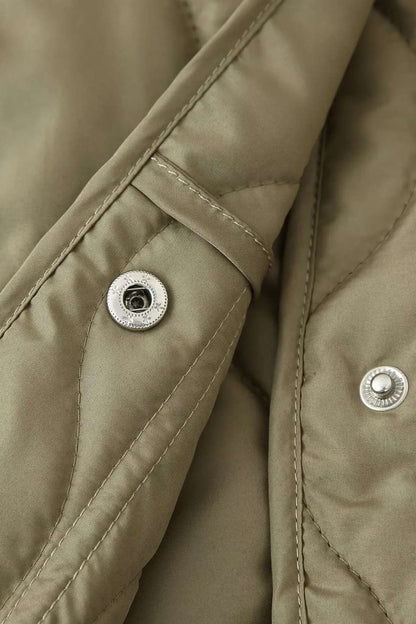 Veste kimono matelassée hiver kaki en polyester avec matelassage ondulé et bouton-pressions ton sur ton.