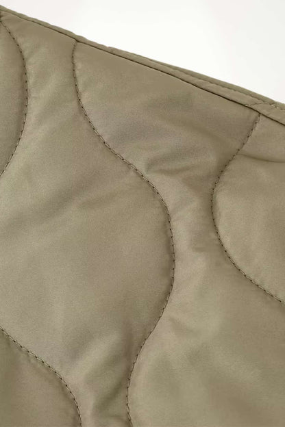 Veste kimono matelassée hiver kaki en polyester avec matelassage ondulé et bouton-pressions ton sur ton.