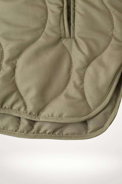 Veste kimono matelassée hiver kaki en polyester avec matelassage ondulé et bouton-pressions ton sur ton.