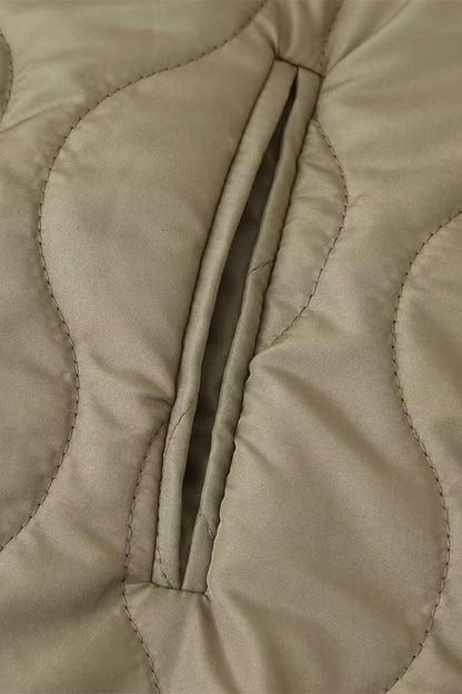 Veste kimono matelassée hiver kaki en polyester avec matelassage ondulé et bouton-pressions ton sur ton.