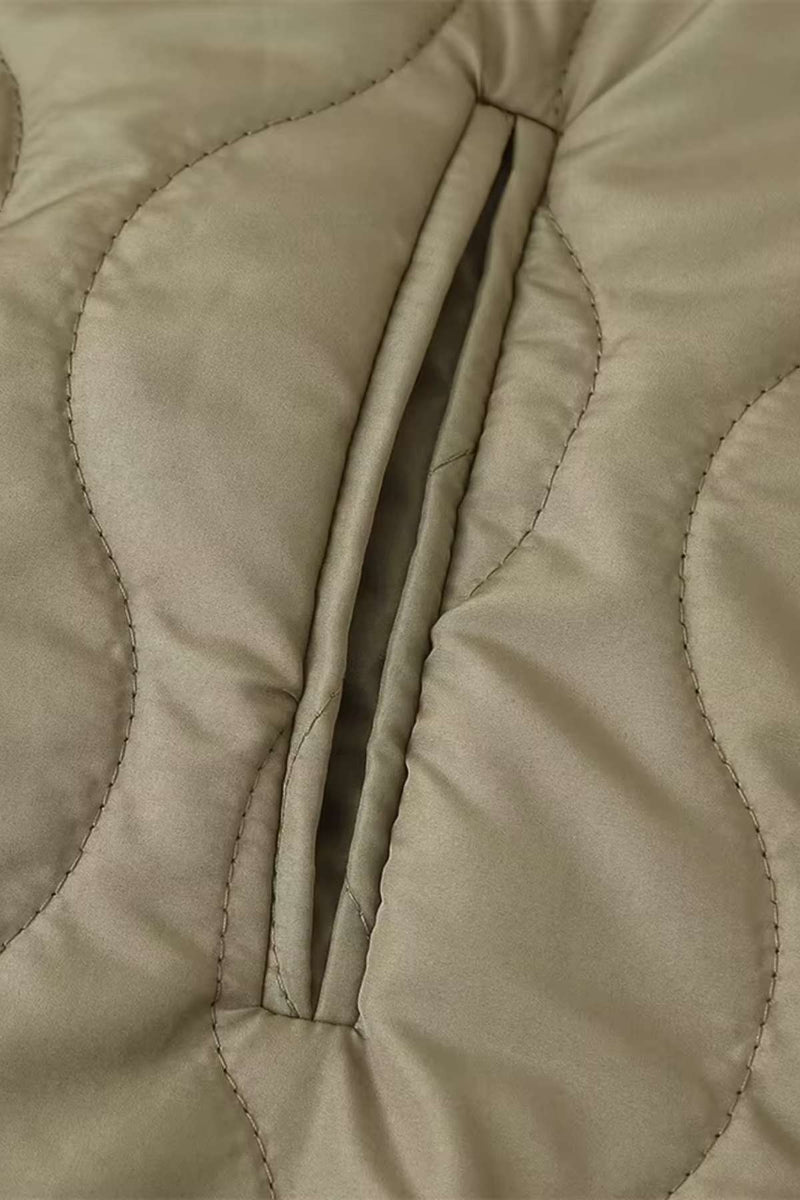 Veste kimono matelassée hiver kaki en polyester avec matelassage ondulé et bouton-pressions ton sur ton.