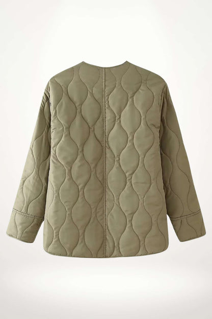 Veste kimono matelassée hiver kaki en polyester avec matelassage ondulé et bouton-pressions ton sur ton.