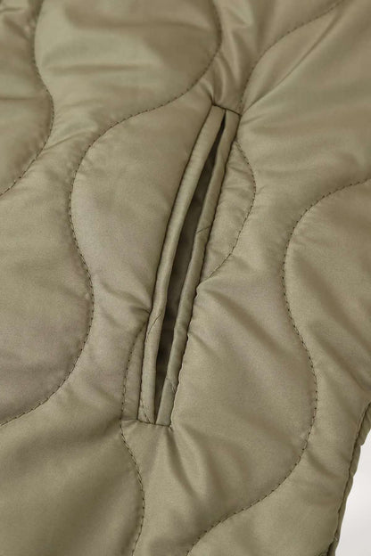 Veste kimono matelassée hiver kaki en polyester avec matelassage ondulé et bouton-pressions ton sur ton.