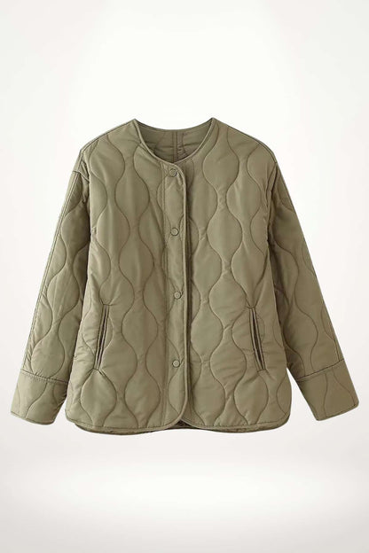 Veste kimono matelassée hiver kaki en polyester avec matelassage ondulé et bouton-pressions ton sur ton.