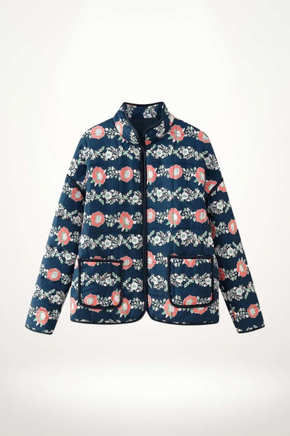 Veste kimono matelassée bleu marine motif floral corail et vert, coupe droite col mao, style cocooning douillet en coton tissé vue de devant
