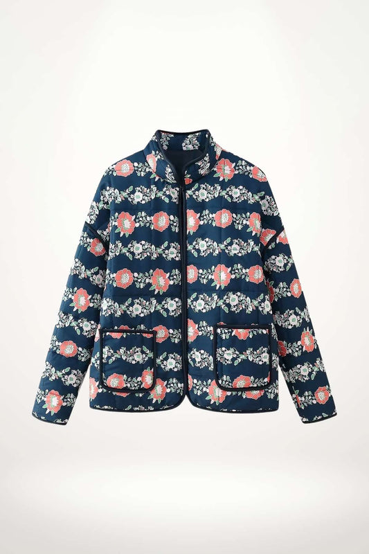 Veste kimono matelassée bleu marine motif floral corail et vert, coupe droite col mao, style cocooning douillet en coton tissé
