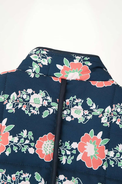 Gros plan sur l'imprimé floral corail et vert de la veste kimono matelassée sur le col arrière de la veste
