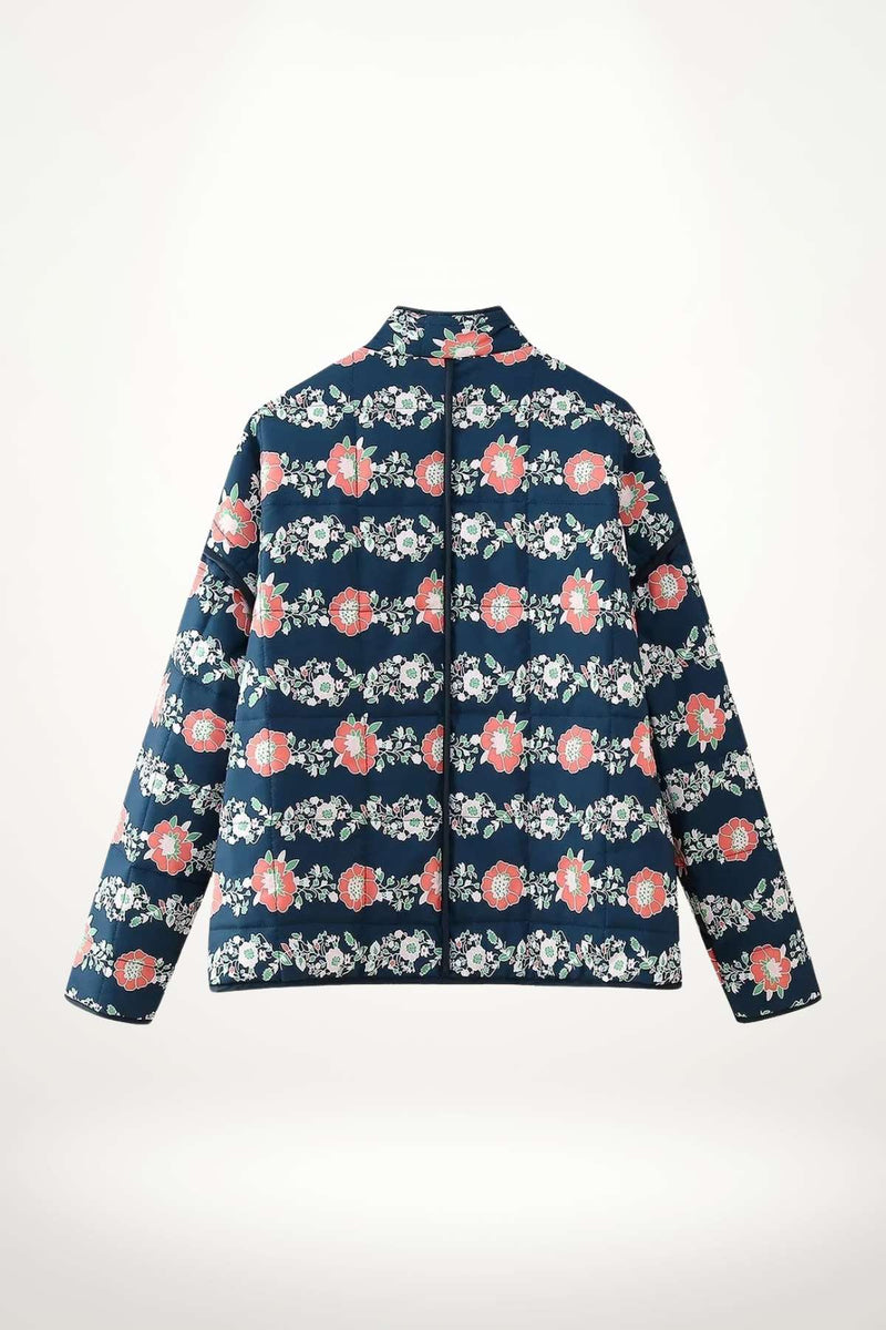 Veste kimono matelassée bleu marine motif floral corail et vert, coupe droite col mao, style cocooning douillet en coton tissé vue de dos
