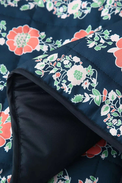 Veste kimono matelassée bleu marine motif floral corail et vert, coupe droite col mao, style cocooning douillet en coton tissé avec détail des doublures
