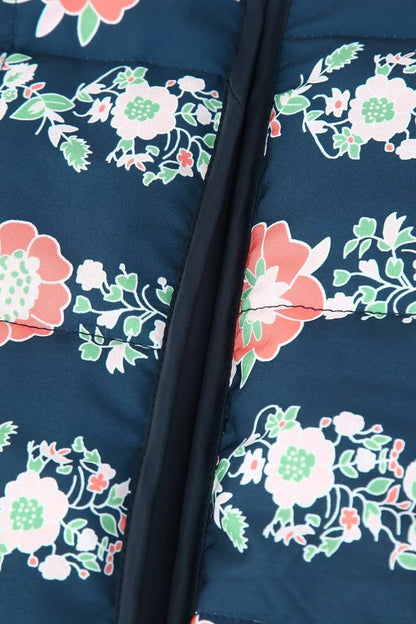 Gros plan sur l'imprimé floral corail et vert de la veste kimono matelassée avec les coutures