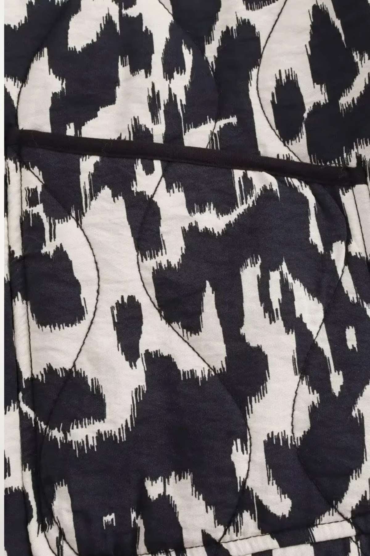 Veste kimono femme noire imprimé animalier abstrait noir et blanc, matelassage léger, doublure satinée, poches plaquées et pressions.