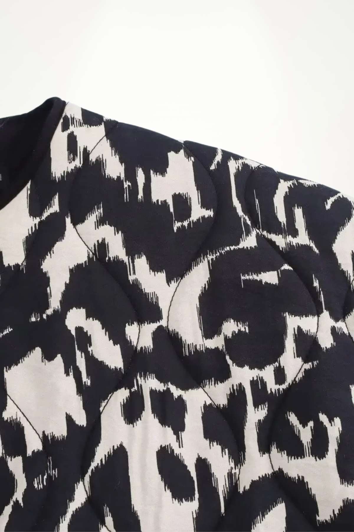 Veste kimono femme noire imprimé animalier abstrait noir et blanc, matelassage léger, doublure satinée, poches plaquées et pressions.