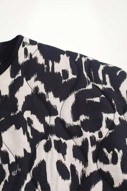 Veste kimono femme noire imprimé animalier abstrait noir et blanc, matelassage léger, doublure satinée, poches plaquées et pressions.